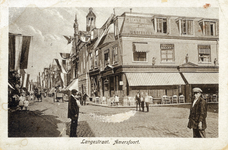 11716 Gezicht in de Langestraat met bebouwing en publiek te Amersfoort uit het zuidwesten; met rechts de voor- en ...